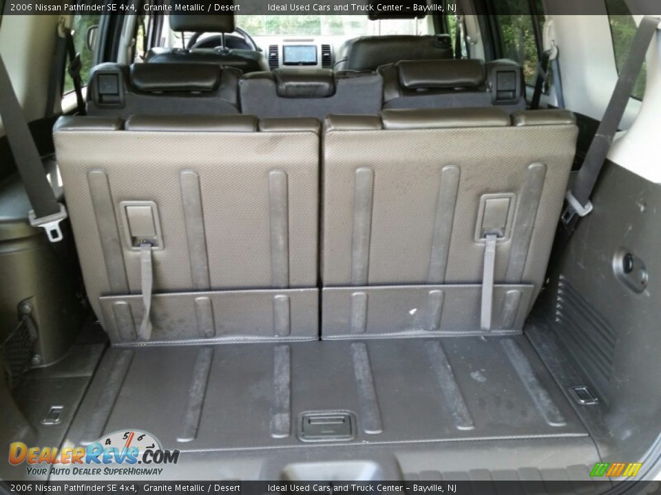 2006 Nissan Pathfinder SE 4x4 Granite Metallic / Desert Photo #25