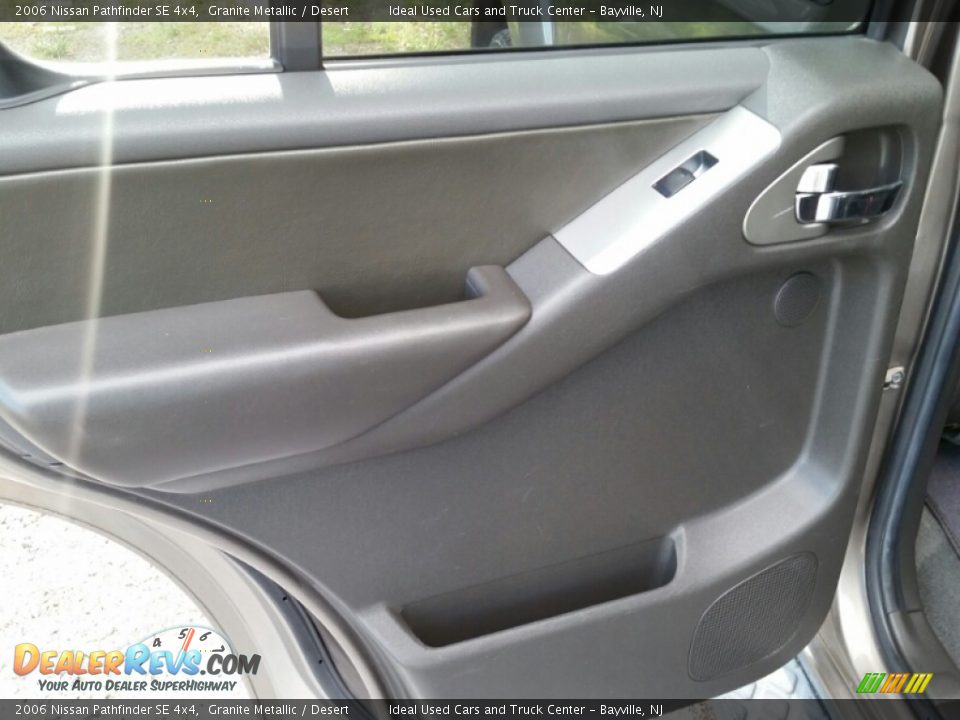 2006 Nissan Pathfinder SE 4x4 Granite Metallic / Desert Photo #26