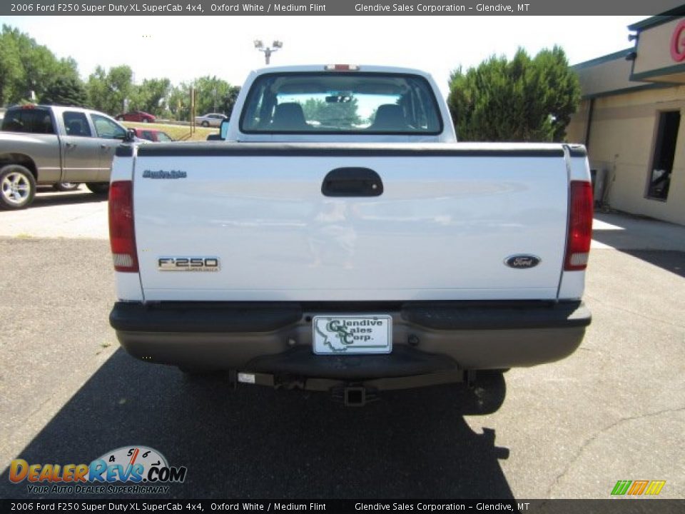 2006 Ford F250 Super Duty XL SuperCab 4x4 Oxford White / Medium Flint Photo #11