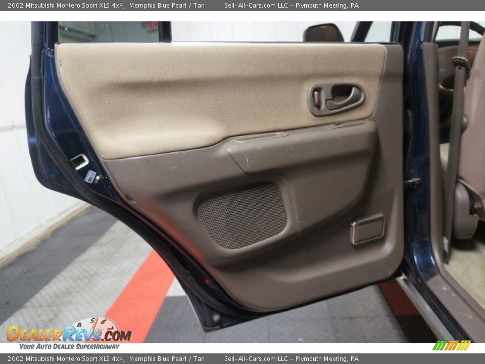 2002 Mitsubishi Montero Sport XLS 4x4 Memphis Blue Pearl / Tan Photo #15