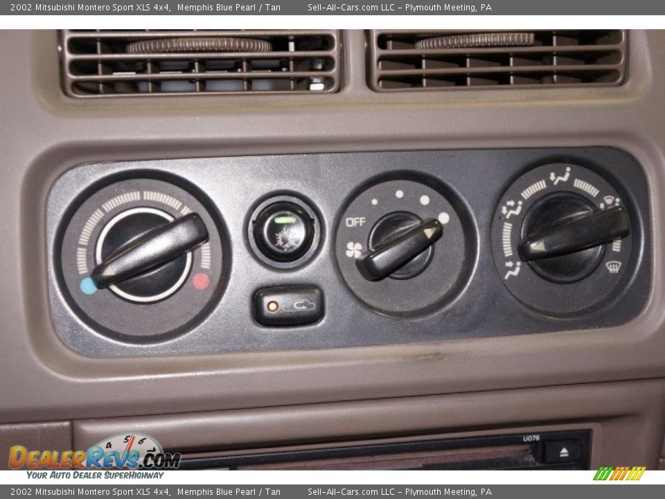 2002 Mitsubishi Montero Sport XLS 4x4 Memphis Blue Pearl / Tan Photo #27