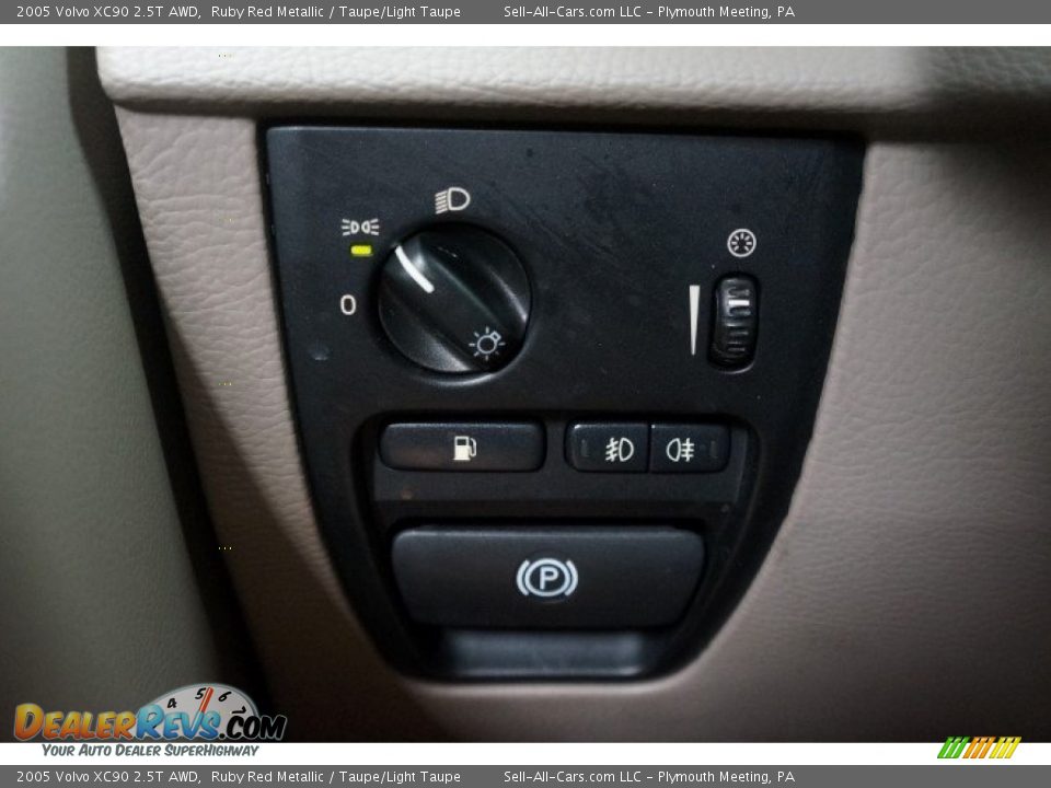 2005 Volvo XC90 2.5T AWD Ruby Red Metallic / Taupe/Light Taupe Photo #26