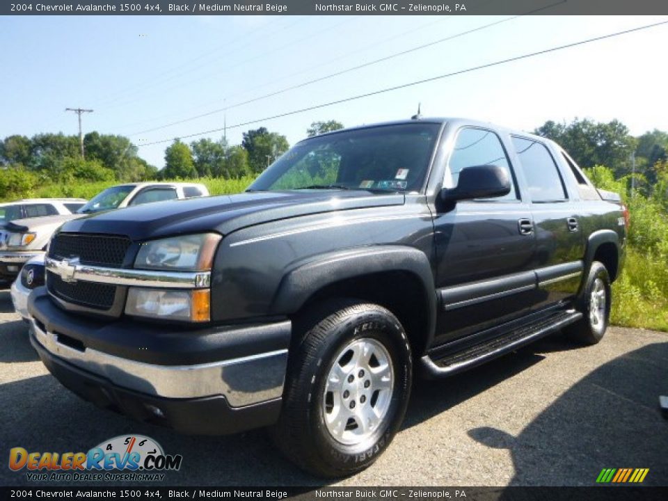 Front 3/4 View of 2004 Chevrolet Avalanche 1500 4x4 Photo #1