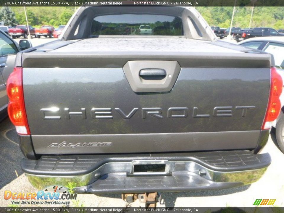 2004 Chevrolet Avalanche 1500 4x4 Black / Medium Neutral Beige Photo #5