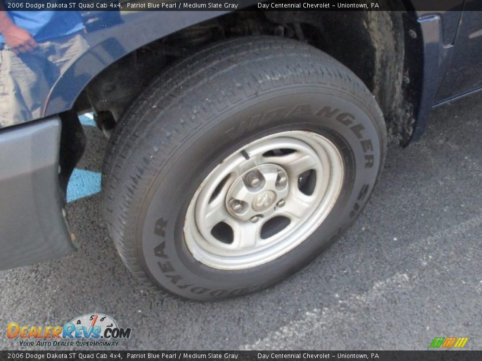 2006 Dodge Dakota ST Quad Cab 4x4 Patriot Blue Pearl / Medium Slate Gray Photo #17