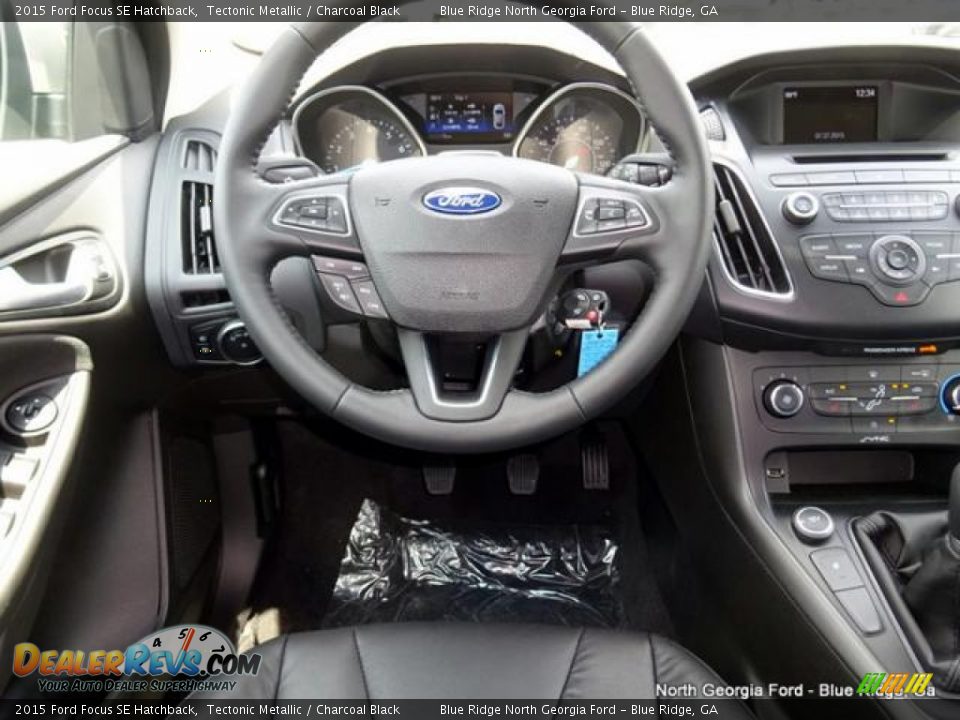 2015 Ford Focus SE Hatchback Tectonic Metallic / Charcoal Black Photo #16