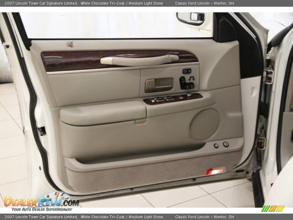 2007 Lincoln Town Car Signature Limited White Chocolate Tri-Coat / Medium Light Stone Photo #4