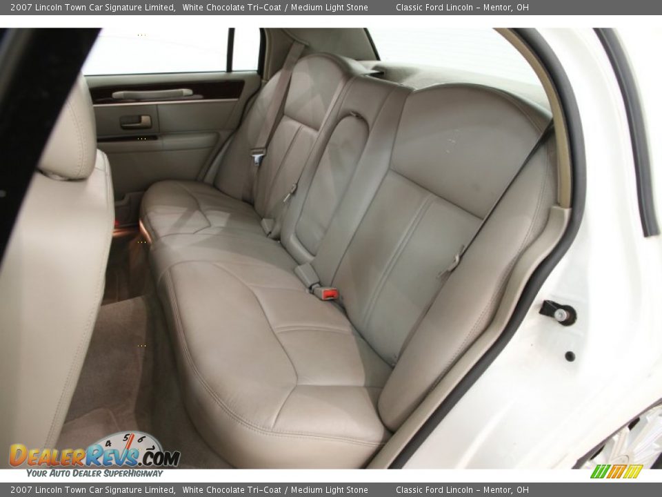 2007 Lincoln Town Car Signature Limited White Chocolate Tri-Coat / Medium Light Stone Photo #11