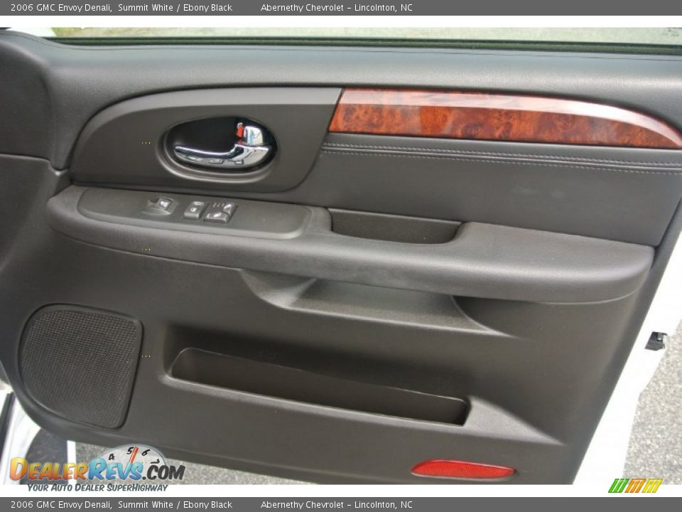 2006 GMC Envoy Denali Summit White / Ebony Black Photo #26