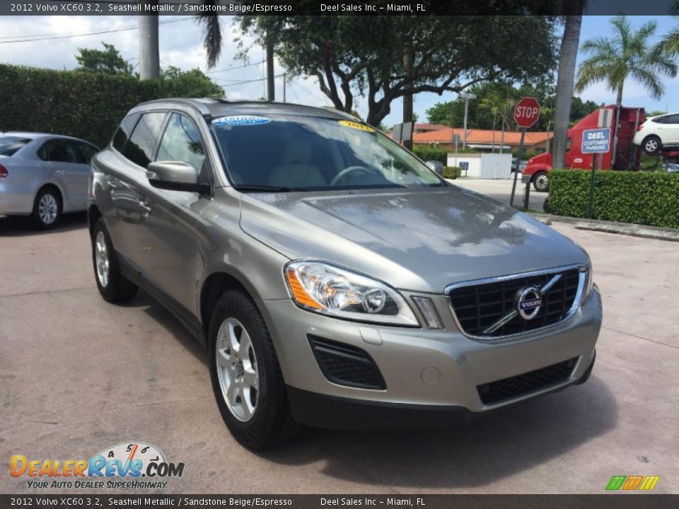 Front 3/4 View of 2012 Volvo XC60 3.2 Photo #7