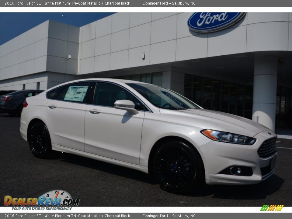 Front 3/4 View of 2016 Ford Fusion SE Photo #1