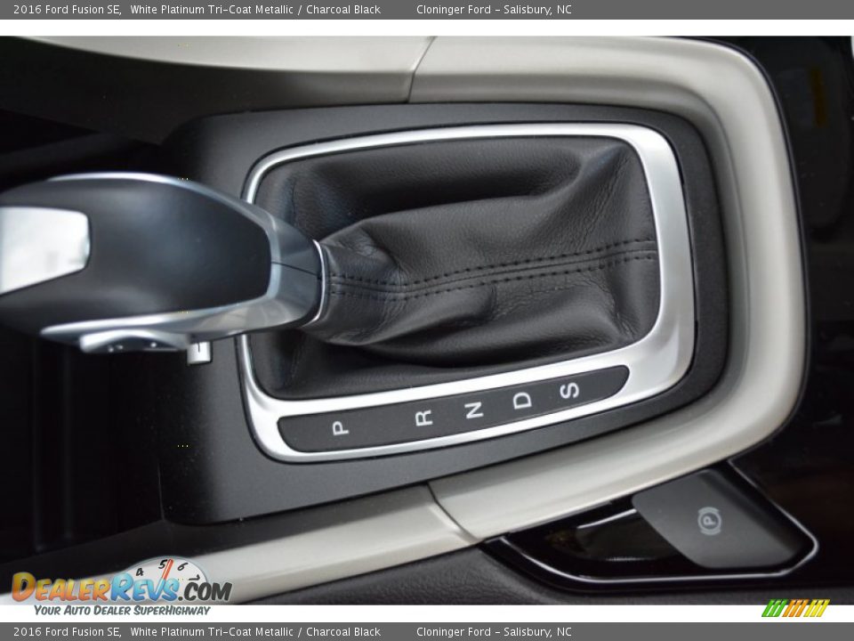 2016 Ford Fusion SE White Platinum Tri-Coat Metallic / Charcoal Black Photo #18
