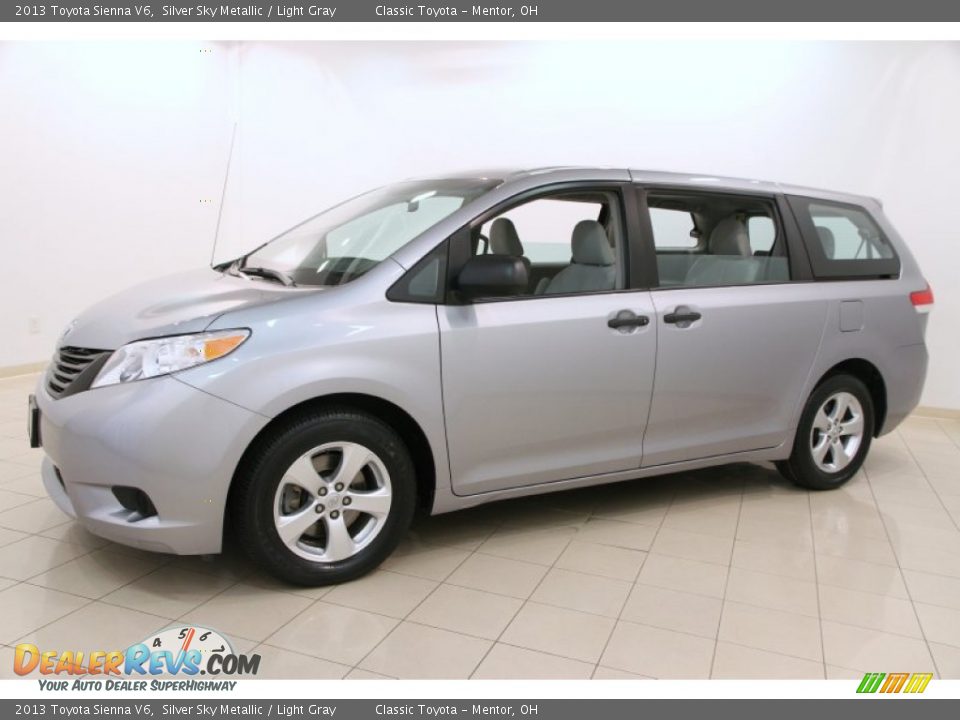 Front 3/4 View of 2013 Toyota Sienna V6 Photo #3