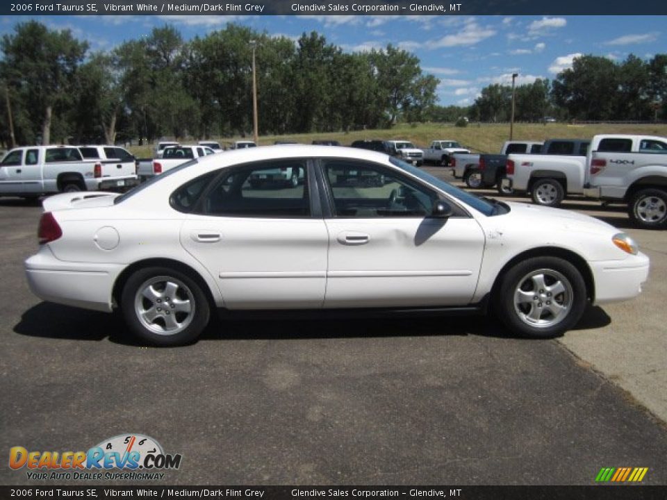 2006 Ford Taurus SE Vibrant White / Medium/Dark Flint Grey Photo #10