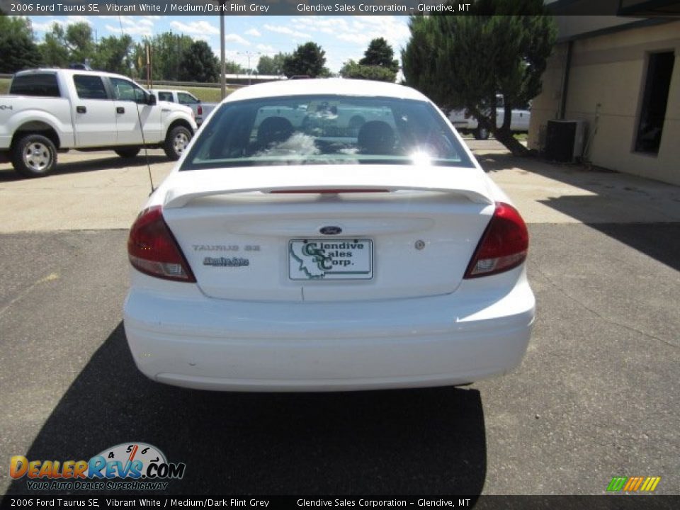 2006 Ford Taurus SE Vibrant White / Medium/Dark Flint Grey Photo #12