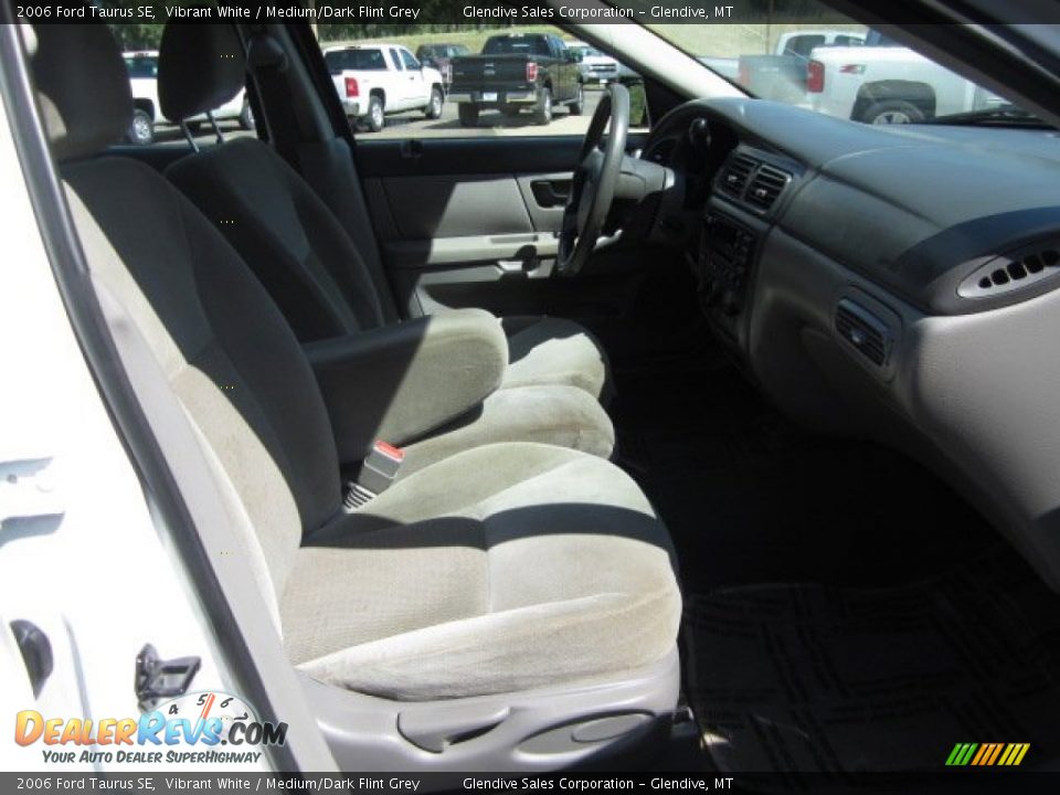 2006 Ford Taurus SE Vibrant White / Medium/Dark Flint Grey Photo #13