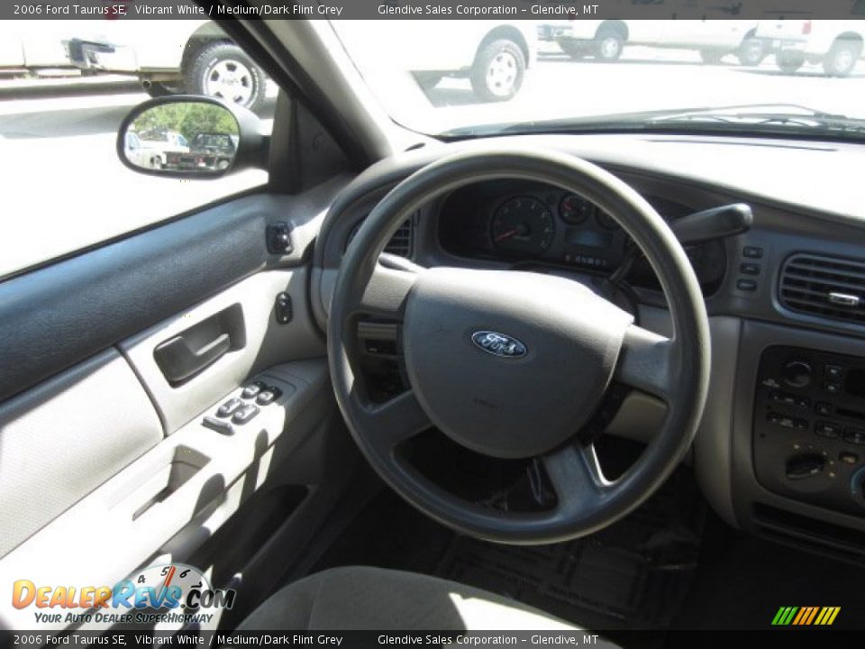2006 Ford Taurus SE Vibrant White / Medium/Dark Flint Grey Photo #15