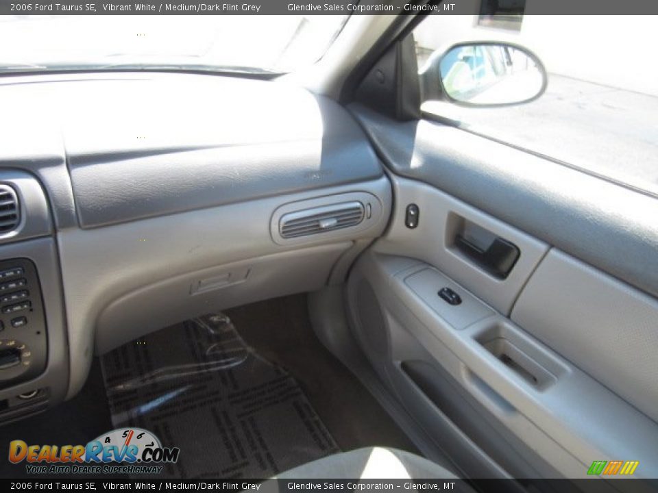 2006 Ford Taurus SE Vibrant White / Medium/Dark Flint Grey Photo #16