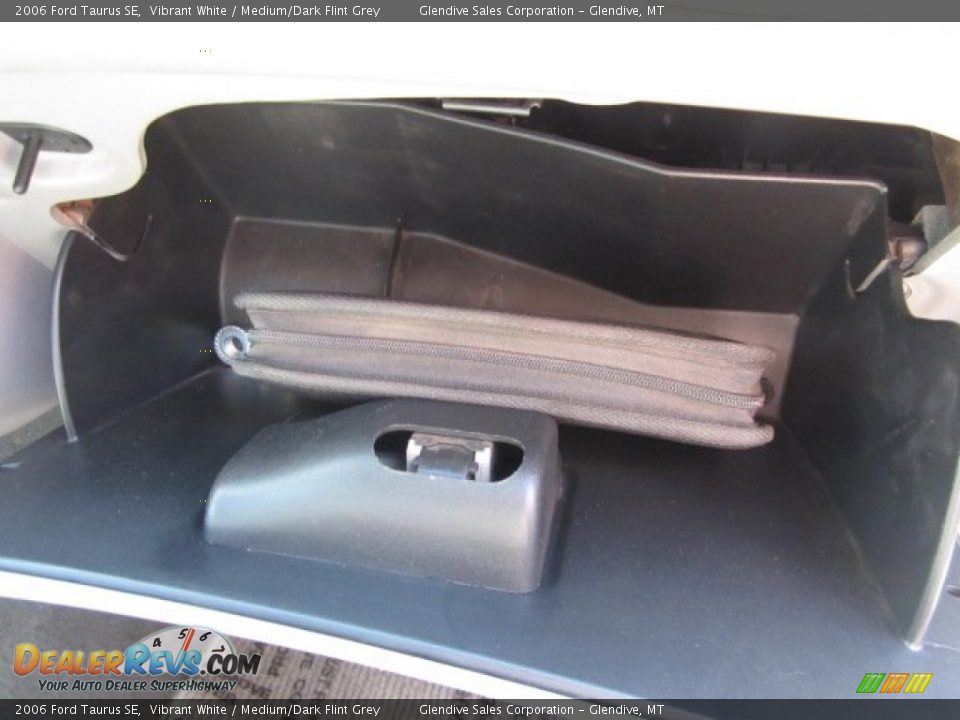2006 Ford Taurus SE Vibrant White / Medium/Dark Flint Grey Photo #18