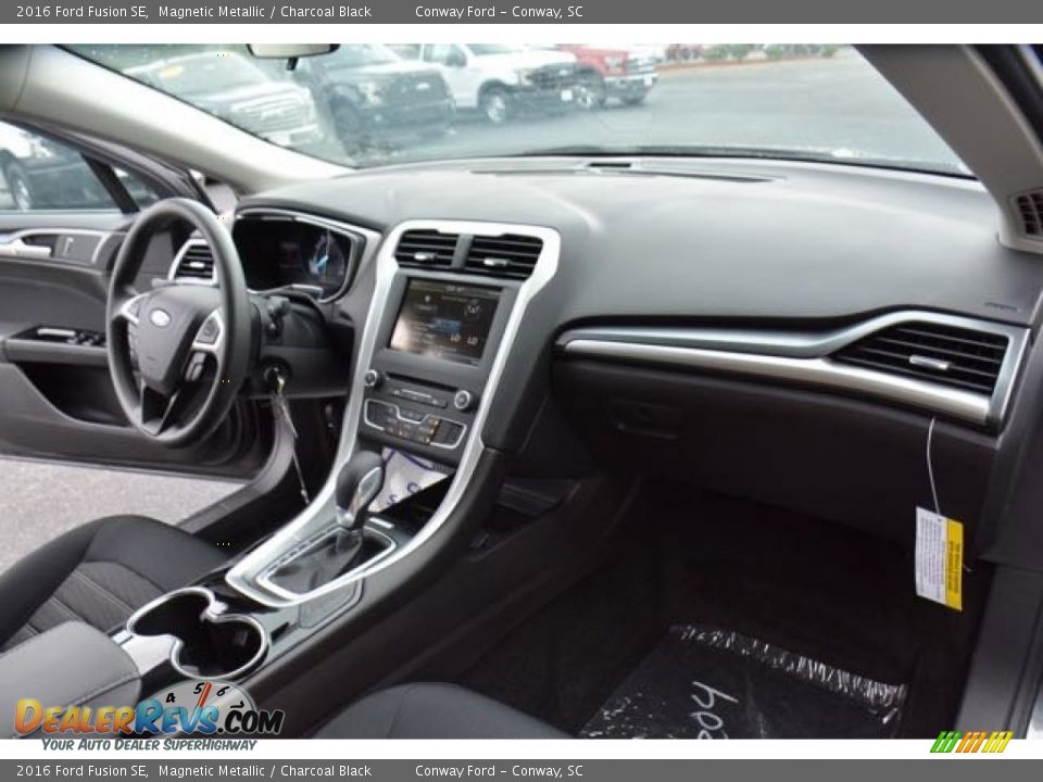 2016 Ford Fusion SE Magnetic Metallic / Charcoal Black Photo #16