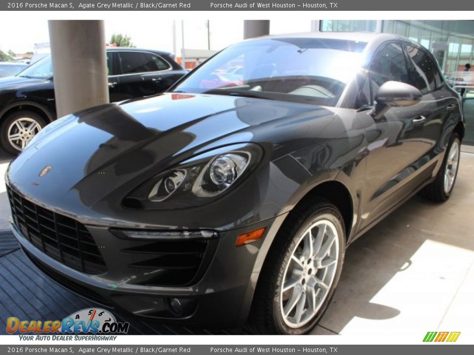 Front 3/4 View of 2016 Porsche Macan S Photo #3