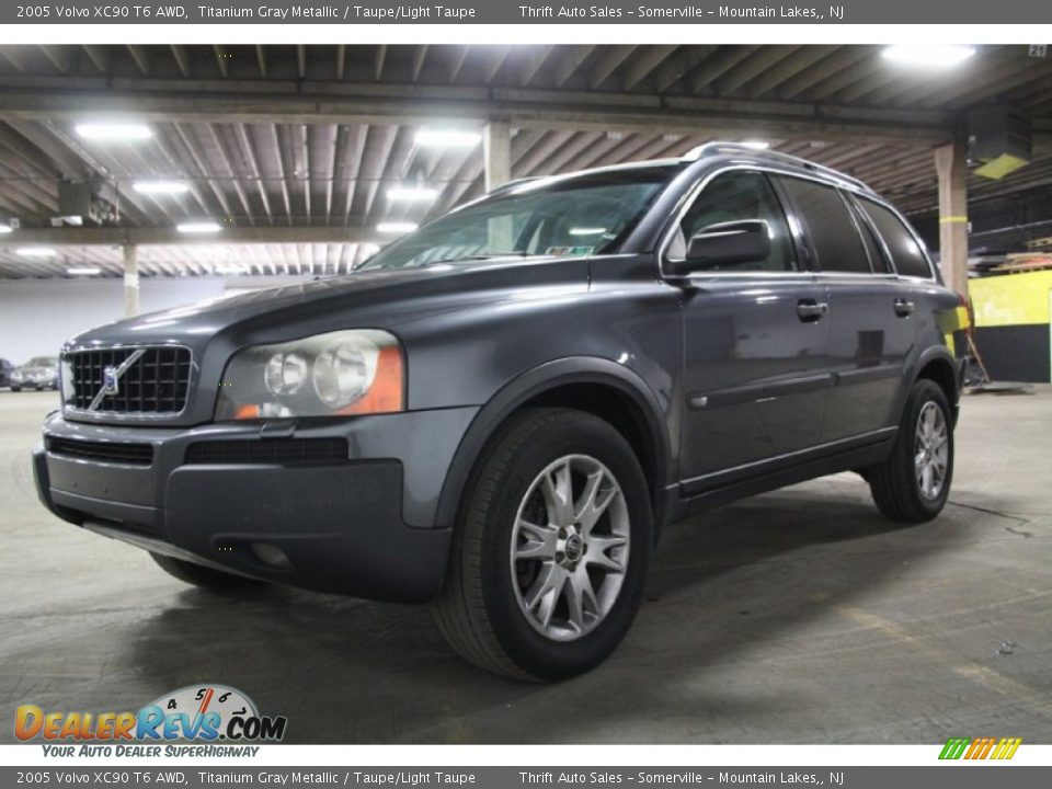 Front 3/4 View of 2005 Volvo XC90 T6 AWD Photo #9
