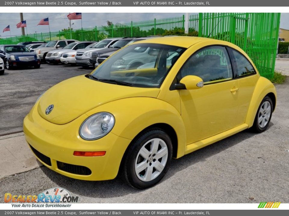 Front 3/4 View of 2007 Volkswagen New Beetle 2.5 Coupe Photo #5