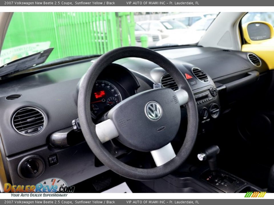 Dashboard of 2007 Volkswagen New Beetle 2.5 Coupe Photo #23