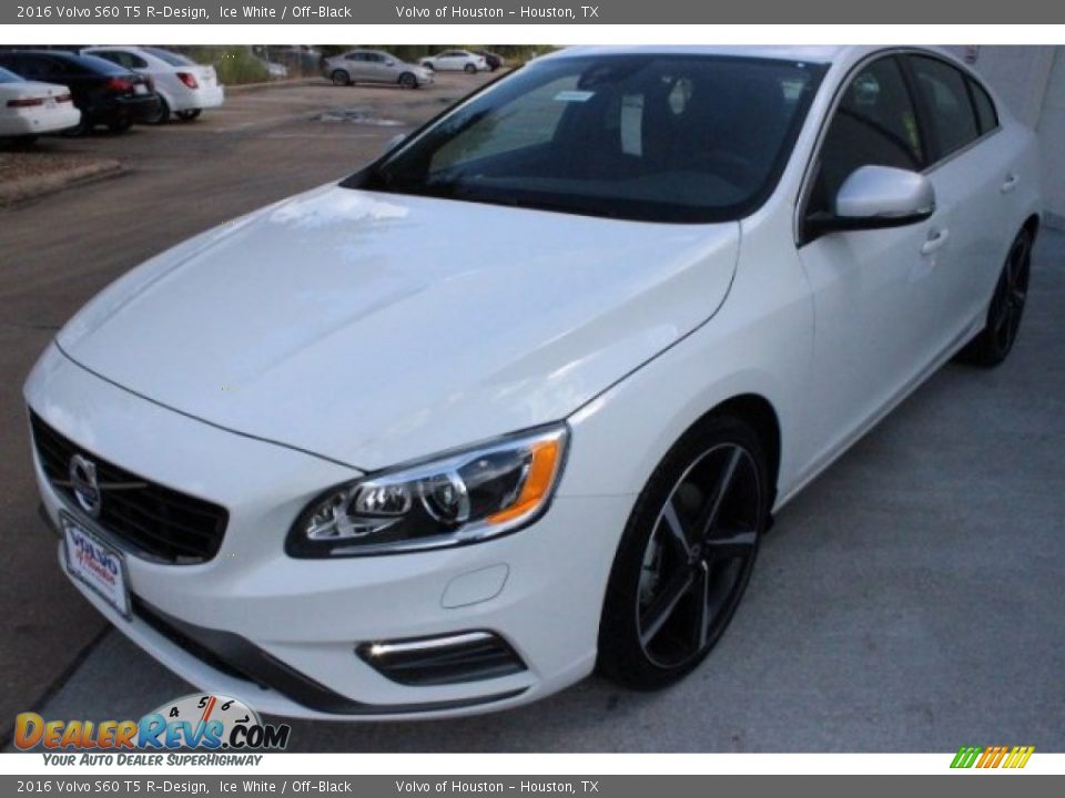Front 3/4 View of 2016 Volvo S60 T5 R-Design Photo #3