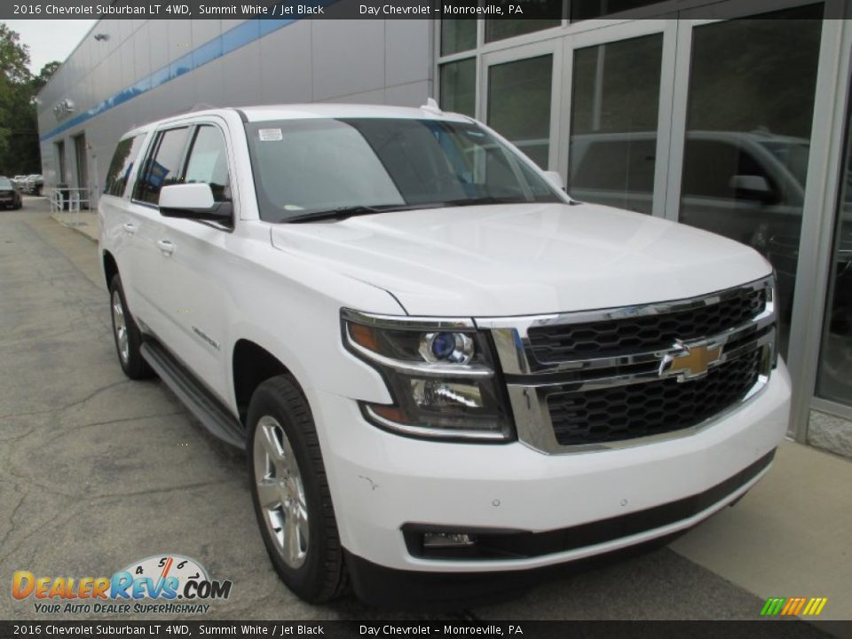Front 3/4 View of 2016 Chevrolet Suburban LT 4WD Photo #9