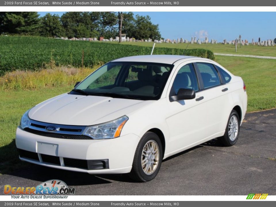 Front 3/4 View of 2009 Ford Focus SE Sedan Photo #4