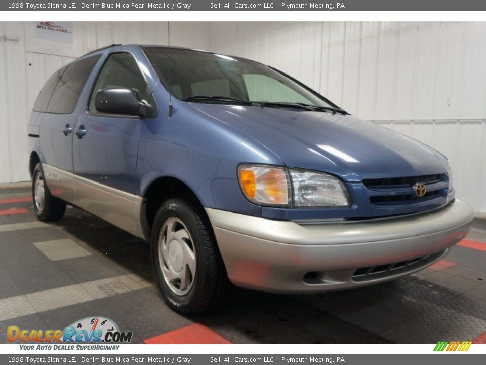 Front 3/4 View of 1998 Toyota Sienna LE Photo #5
