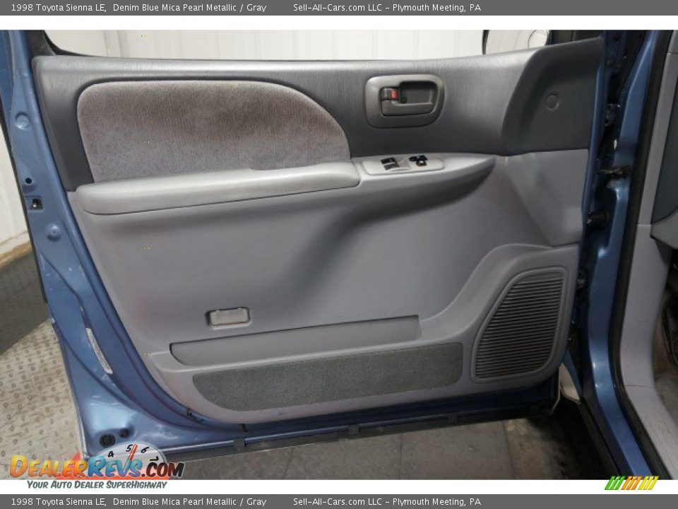 Door Panel of 1998 Toyota Sienna LE Photo #12