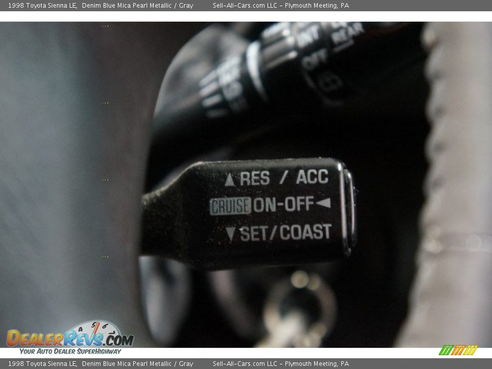 Controls of 1998 Toyota Sienna LE Photo #23