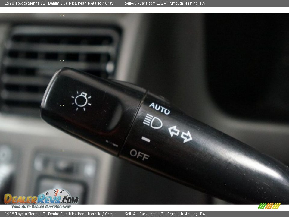 Controls of 1998 Toyota Sienna LE Photo #24