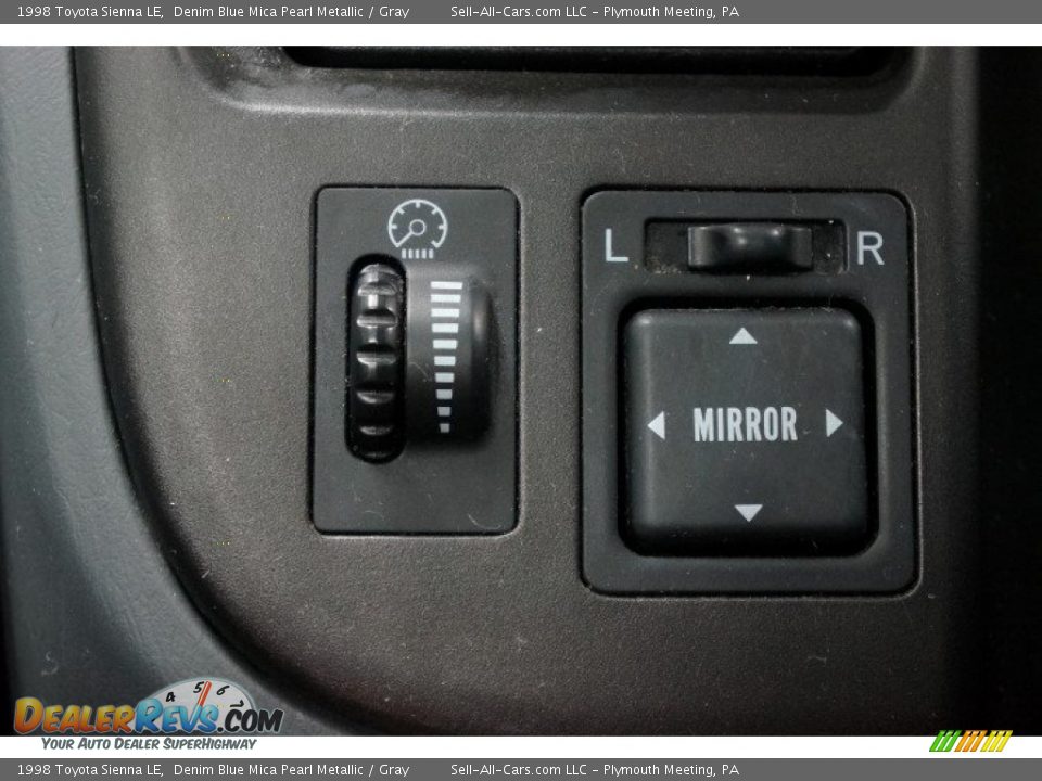 Controls of 1998 Toyota Sienna LE Photo #26