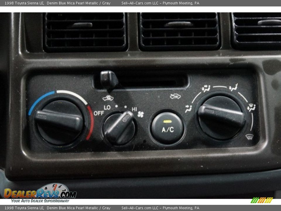 Controls of 1998 Toyota Sienna LE Photo #29