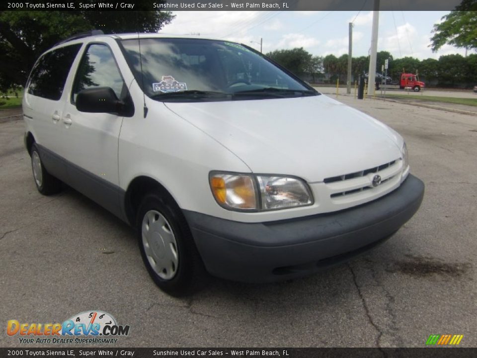 Front 3/4 View of 2000 Toyota Sienna LE Photo #6