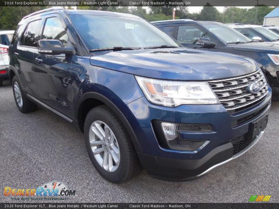 Front 3/4 View of 2016 Ford Explorer XLT Photo #3