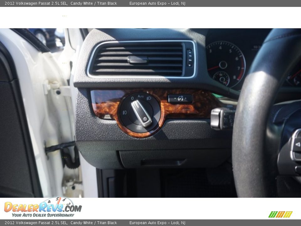 2012 Volkswagen Passat 2.5L SEL Candy White / Titan Black Photo #25