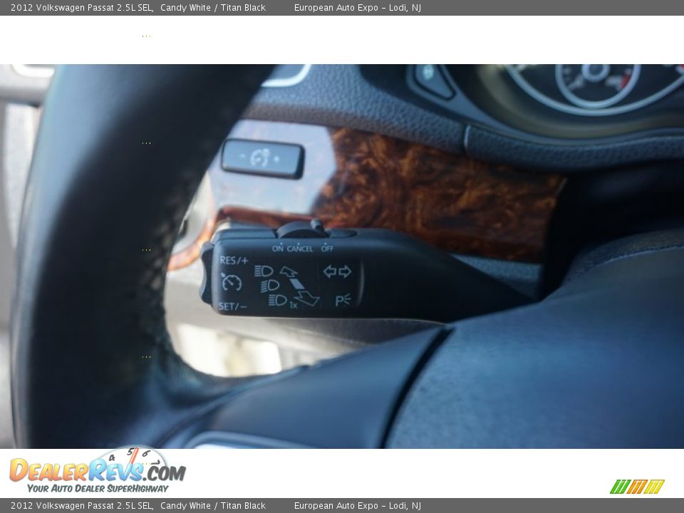 2012 Volkswagen Passat 2.5L SEL Candy White / Titan Black Photo #29