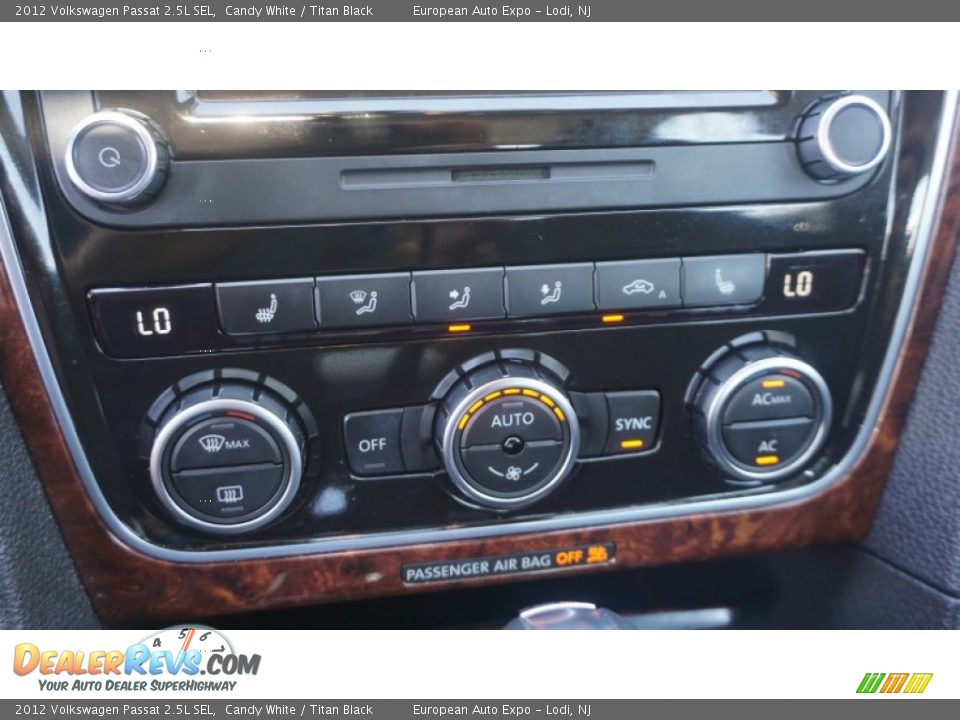 2012 Volkswagen Passat 2.5L SEL Candy White / Titan Black Photo #32