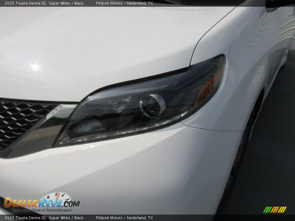 2015 Toyota Sienna SE Super White / Black Photo #9