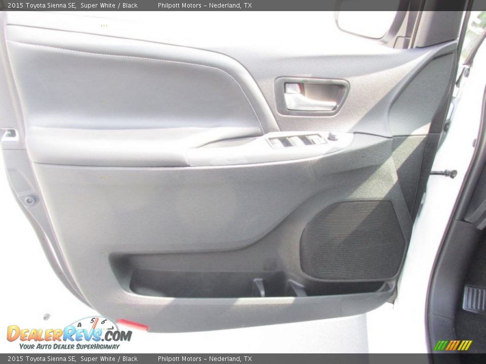 2015 Toyota Sienna SE Super White / Black Photo #18