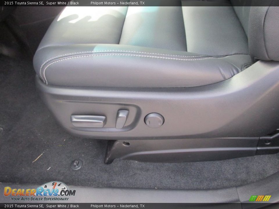 2015 Toyota Sienna SE Super White / Black Photo #21
