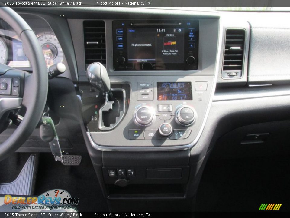 2015 Toyota Sienna SE Super White / Black Photo #24