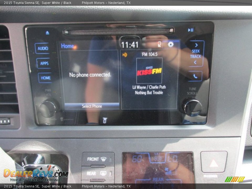 2015 Toyota Sienna SE Super White / Black Photo #25