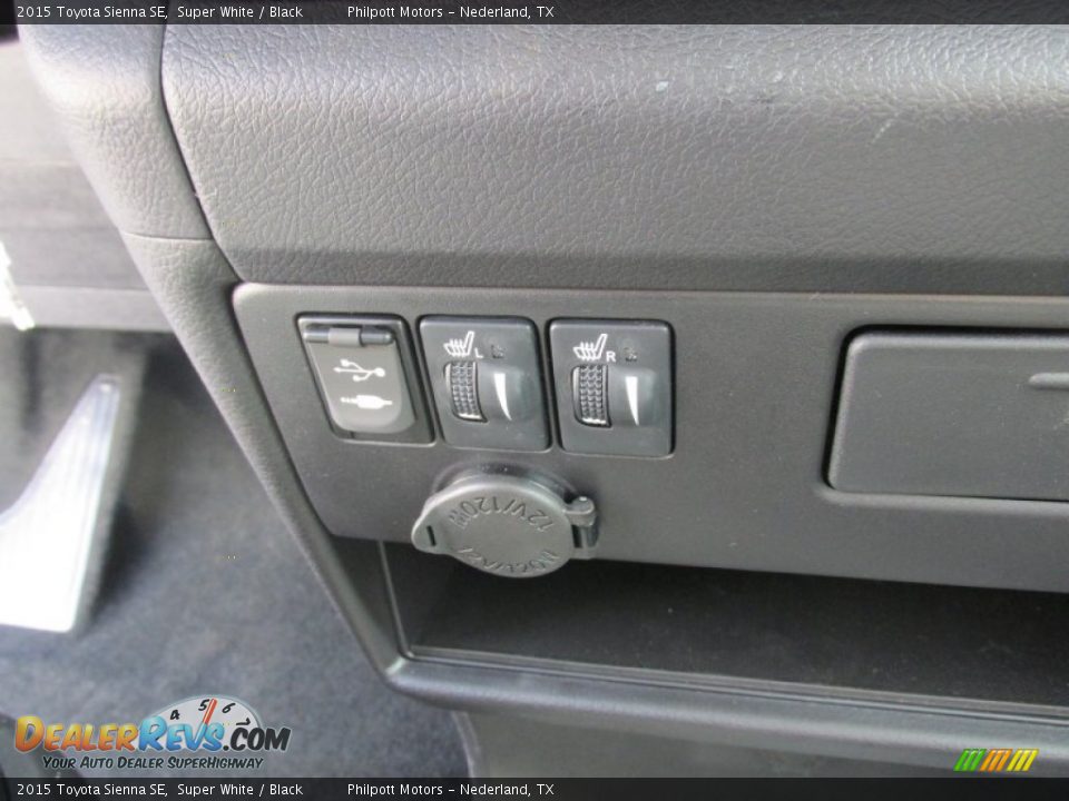 2015 Toyota Sienna SE Super White / Black Photo #28