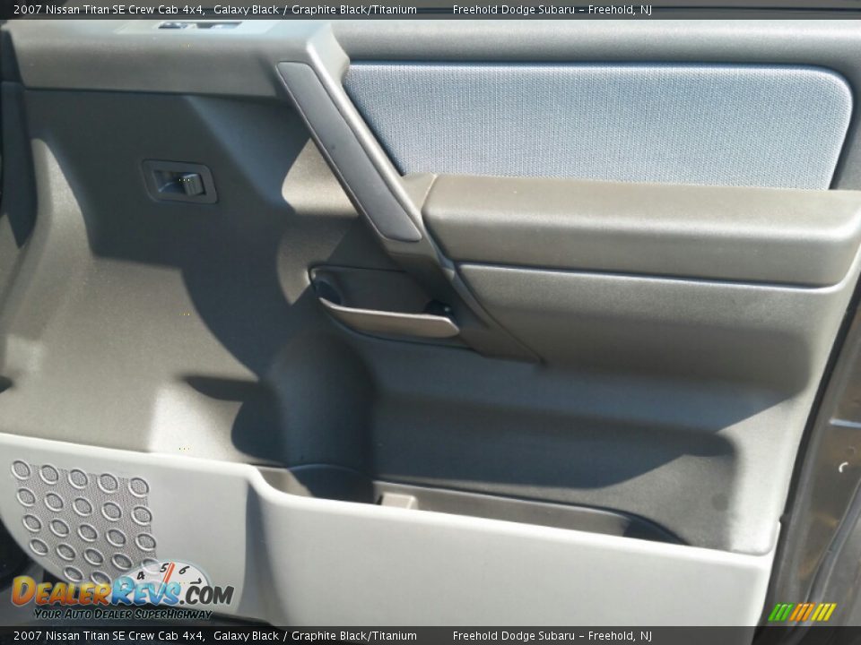 2007 Nissan Titan SE Crew Cab 4x4 Galaxy Black / Graphite Black/Titanium Photo #15