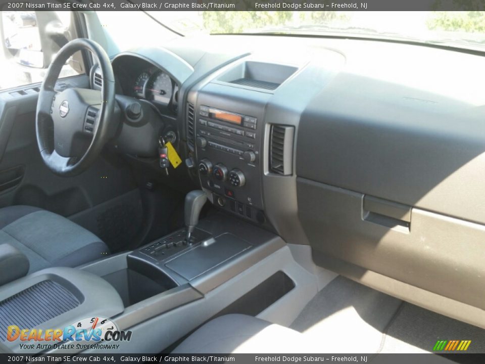 2007 Nissan Titan SE Crew Cab 4x4 Galaxy Black / Graphite Black/Titanium Photo #16